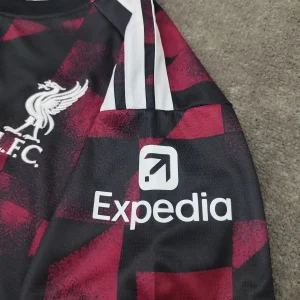 نمای نزدیک آستین و دوخت لباس سوم لیورپول ۲۰۲۷